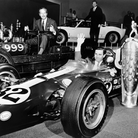 Jim et Colin au musée Ford s'amusent chacun sur leurs montures...